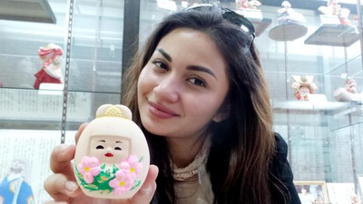 Warnai Boneka hingga Kuliner, Liburan Asyik Ariel Tatum di Jepang