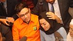 So Sweet! Sandy Tumiwa Kecup Istri Baru di Polda