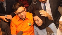 Perempuan yang dinikahi Sandy pada 16 Oktober lalu mengatakan, akan selalu setia mendukung dan menemani Sandy yang melalui proses hukum. Pool/Ismail/detikFoto.