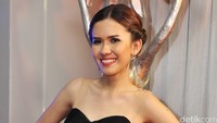 Michelle tersenyum lebar saat berpose di depan kmaera. Pool/Noel/detikFoto.