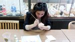 Warnai Boneka hingga Kuliner, Liburan Asyik Ariel Tatum di Jepang