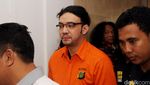 Wajah Bahagia Sandy Tumiwa Dijenguk Istri Baru