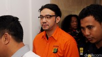 Sandy kini sudah terlihat tegar menghadapi proses hukumnya. Pool/Ismail/detikFoto.