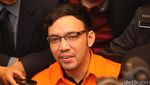 Wajah Bahagia Sandy Tumiwa Dijenguk Istri Baru