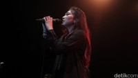 Khusus untuk lagu Tetap Dalam Jiwa, penyanyi 22 tahun itu memamerkan kebolehannya nyinden.