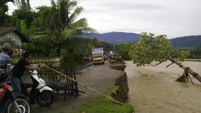 Diguyur Hujan Deras, Badan Jalan di Pidie Ambles dan Longsor