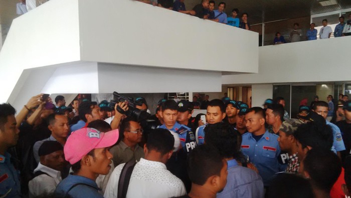Belasan Orang Teriak-teriak di Gedung DPR, Protes Kisruh Freeport