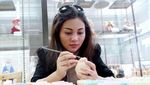 Warnai Boneka hingga Kuliner, Liburan Asyik Ariel Tatum di Jepang