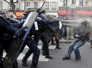 Demonstrasi Perubahan Iklim di Paris Rusuh, Polisi Tangkap 208 Orang