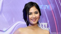 Ia tampil dalam balutan dress putih berenda dari Bentencesa. Pool/Noel/detikFoto.