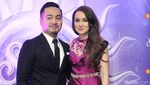 Gaya Ariel Tatum Liburan di Jepang, Sandy Tumiwa Kecup Istri di Polda