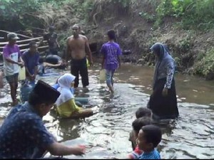 Begini Keriuhan Warga di Sawah Tandus yang Mendadak Semburkan Air