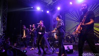 Kadang mereka bertiga terlibat cinta segitiga, kadang juga baik-baik saja.
