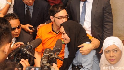 So Sweet! Sandy Tumiwa Kecup Istri Baru di Polda
