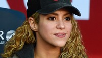 Tampil kasual, Shakira terlihat cantik natural. David Ramos/Getty Images/detikFoto.