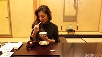 Di Keio Plaza Hotel, tempat Ariel menginap selama di Tokyo, ia diajak untuk memasuki restauran Jepang bernama Kaiseki Soujan.