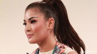 Gaya rambut ponytail melengkapi penampilannya. Pool/Gusmun/detikFoto.
