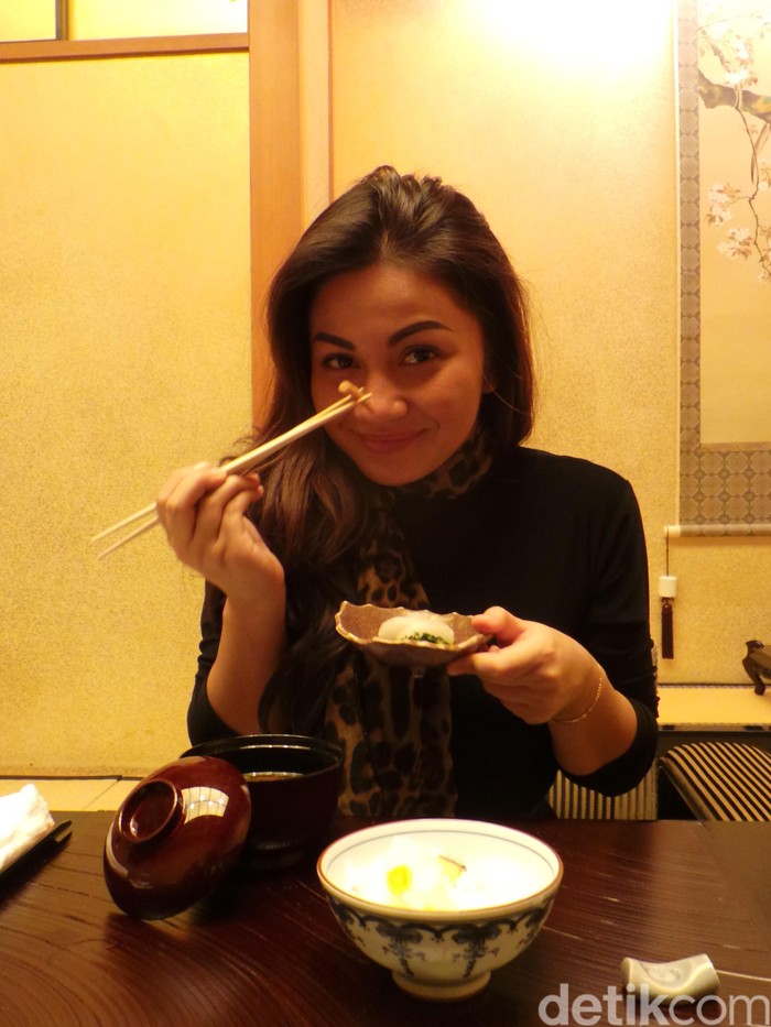 Disuguhi Makanan Khas Jepang, Ariel Tatum Tak Berhenti Ngunyah