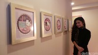 Ketika memasuki kamar tersebut, Ariel langsung disambut dengan foto-foto Hello Kitty yang berjejer di dinding.