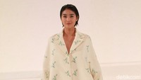 Dominique Diyose memperagakan busana dress dan sneakers. Pool/Gus Mun/detikFoto.