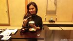 Warnai Boneka hingga Kuliner, Liburan Asyik Ariel Tatum di Jepang