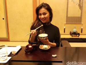 Disuguhi Makanan Khas Jepang, Ariel Tatum Tak Berhenti Ngunyah