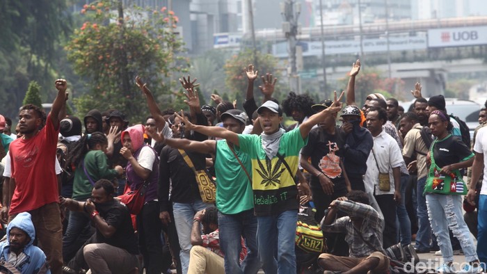 Begini Suasana Ricuh di HI Saat Pendemo dari Papua Dibubarkan Polisi