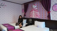 Bukan cuma itu, wallpaper kamar yang didominasi warna merah muda itu juga full bergambar Hello Kitty.