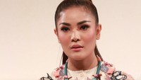 Aksesori berupa kalung juga menyempurnakan penampilannya. Pool/Gusmun/detikFoto.