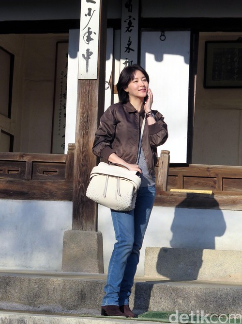 Lee Young Ae saat syuting 'Saimdong - The Herstory' di Ohjukheon, Gangneung, Provinsi Gangwon, Korea Selatan.