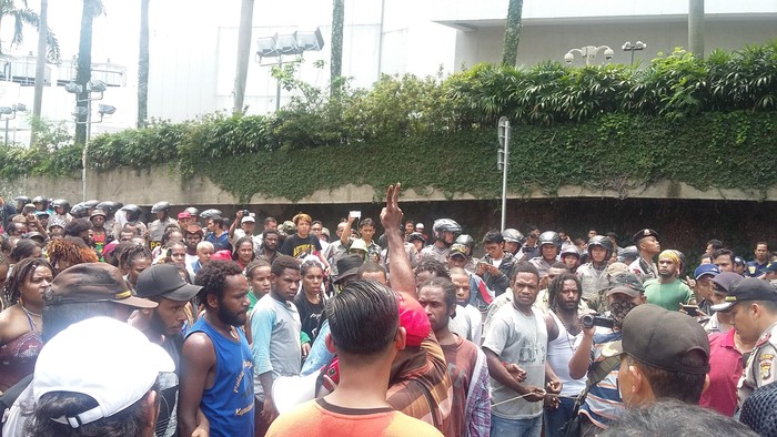 Puluhan Pendemo Asal Papua Masih Bertahan, Jl Imam Bonjol Ditutup
