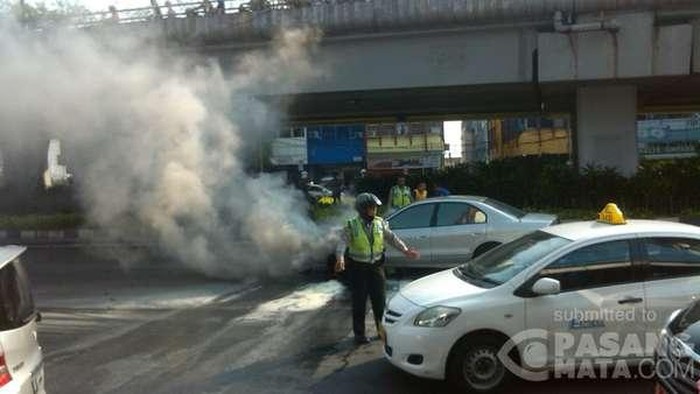 Mobil Sedan Terbakar di Bawah Flyover Senen, Lalin Macet