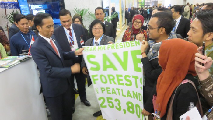 Di Paviliun Indonesia, Jokowi Diberi Spanduk Save Forest