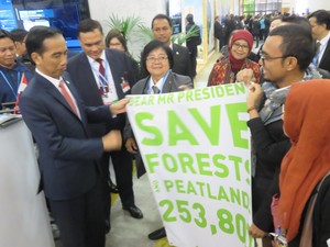 Di Paviliun Indonesia, Jokowi Diberi Spanduk Save Forest