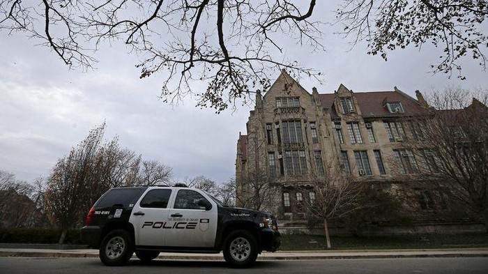 Polisi berjaga di kampus Universitas Chicago karena ancaman penyerangan.