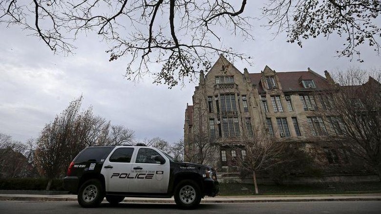 Polisi berjaga di kampus Universitas Chicago Polisi berjaga di kampus Universitas Chicago karena ancaman penyerangan.