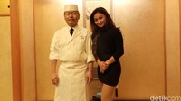 Ariel tak lupa berpose bersama sang koki.