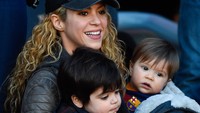 Di pangkuan Shakira, Milan dan Sasha terlihat sangat lucu. David Ramos/Getty Images/detikFoto.