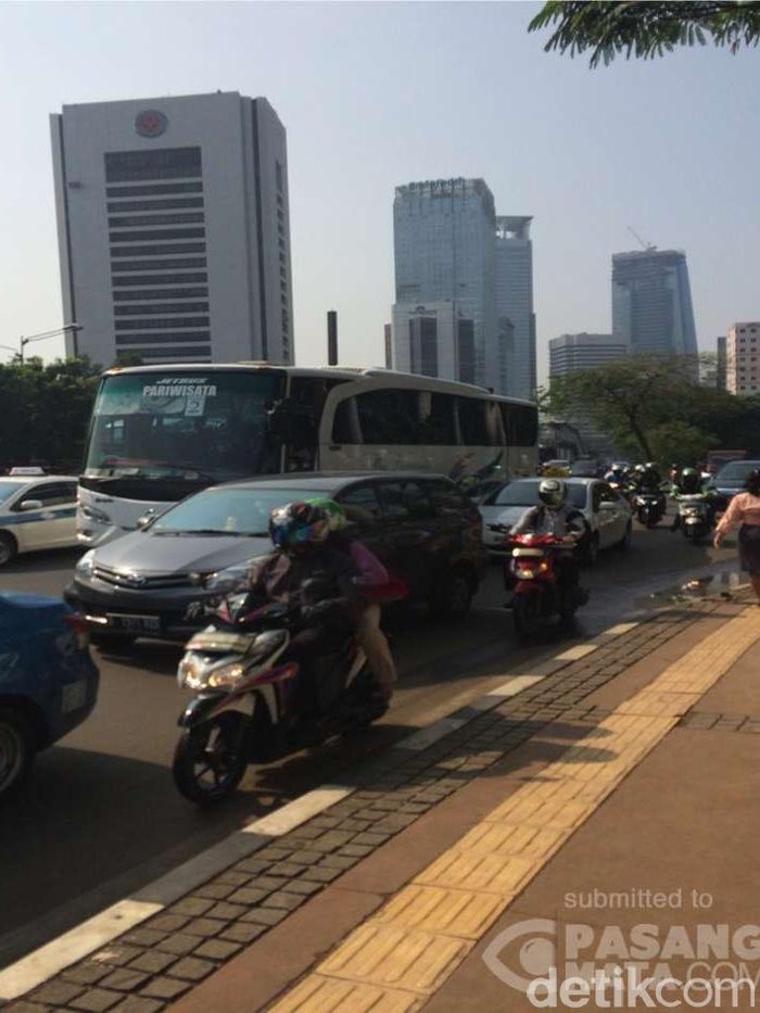 Demo di Bundaran HI Ricuh, TransJ Rute Ragunan-Monas Stop Sementara