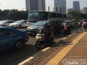 Demo di Bundaran HI Ricuh, TransJ Rute Ragunan-Monas Stop Sementara