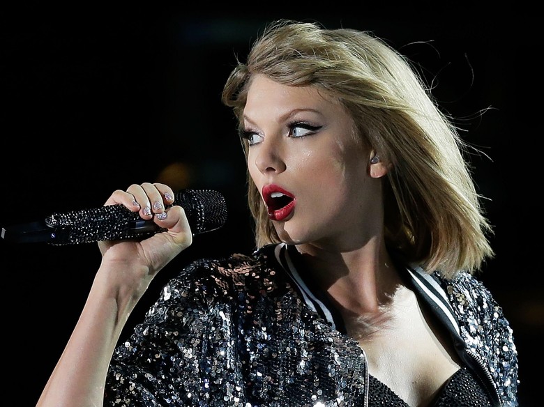 So Sweet! Taylor Swift Penuhi Impian Fans yang Hampir Tuli So Sweet! Taylor Swift Penuhi Impian Fans yang Hampir Tuli