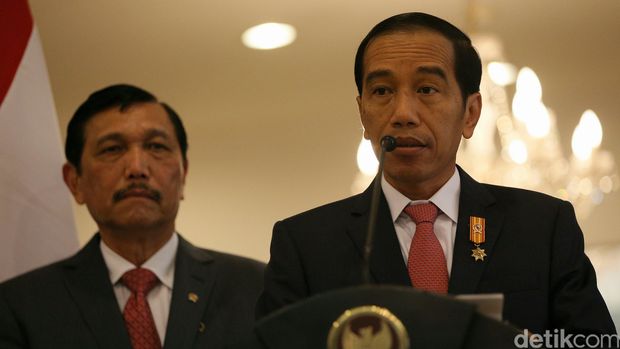 Presiden Joko Widodo memberikan keterangan pers usai menghadiri pertemuan COP 21 Paris, Prancis di Bandara Halim Perdana Kusuma, Jakarta, Rabu (2/12/2015). Jokowi mengatakan, acara COP21 ini dihadiri oleh pemimpin dari 150 negara. Di forum itu, Indonesia memberikan dukungan kepada COP21 yang berkomitmen terhadap isu perubahan iklim.