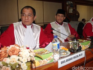 Saat Sidang Mahkamah Tak Ada Bedanya dengan Rapat DPR yang Gaduh