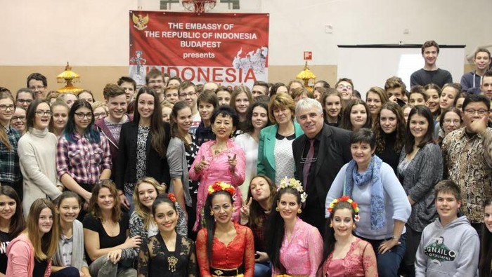 Dan Keroncong Pun Menggema di Sekolah Hongaria