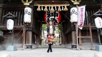 Selain berkimono, Ariel Tatum juga mengunjungi bangunan bersejarah di Jepang. Kuil Kushida salah satunya. Dicky Ardian/detikHOT.