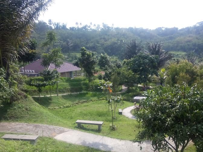 Vila milik Direktur Eksekutif Lingkaran Survei Indonesia (LSI) Denny Januar Ali di Kompleks Vila Bukit Cijulang, Puncak, Bogor, Jawa Barat.