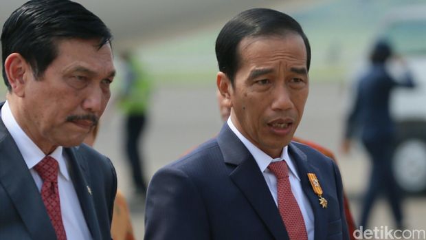 Presiden Joko Widodo memberikan keterangan pers usai menghadiri pertemuan COP 21 Paris, Prancis di Bandara Halim Perdana Kusuma, Jakarta, Rabu (2/12/2015). Jokowi mengatakan, acara COP21 ini dihadiri oleh pemimpin dari 150 negara. Di forum itu, Indonesia memberikan dukungan kepada COP21 yang berkomitmen terhadap isu perubahan iklim.