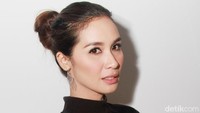 Rambut diikat dan make up tipis memberi kesan sexy pada penampilannya. Pool/Gus Mun/detikFoto.