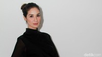 Ia tampil serba hitam, mulai dari atasan hingga tas yang dibawa nya. Pool/Gus Mun/detikFoto.