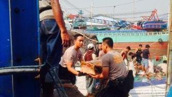 Kapal Antar Pulau Karam di Pelabuhan Kalimas
